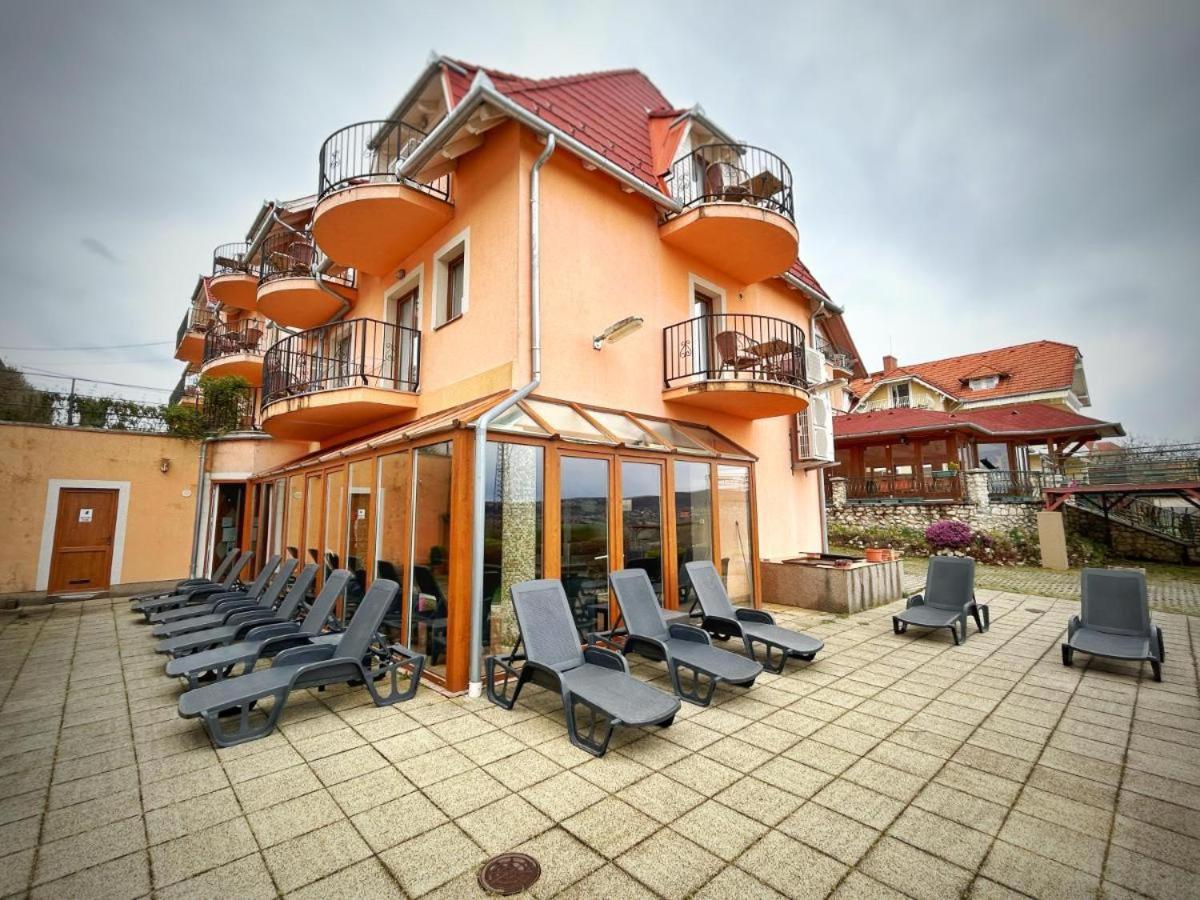 Fonix Wellness *** 1 A Epulet Bed & Breakfast Heviz Bagian luar foto