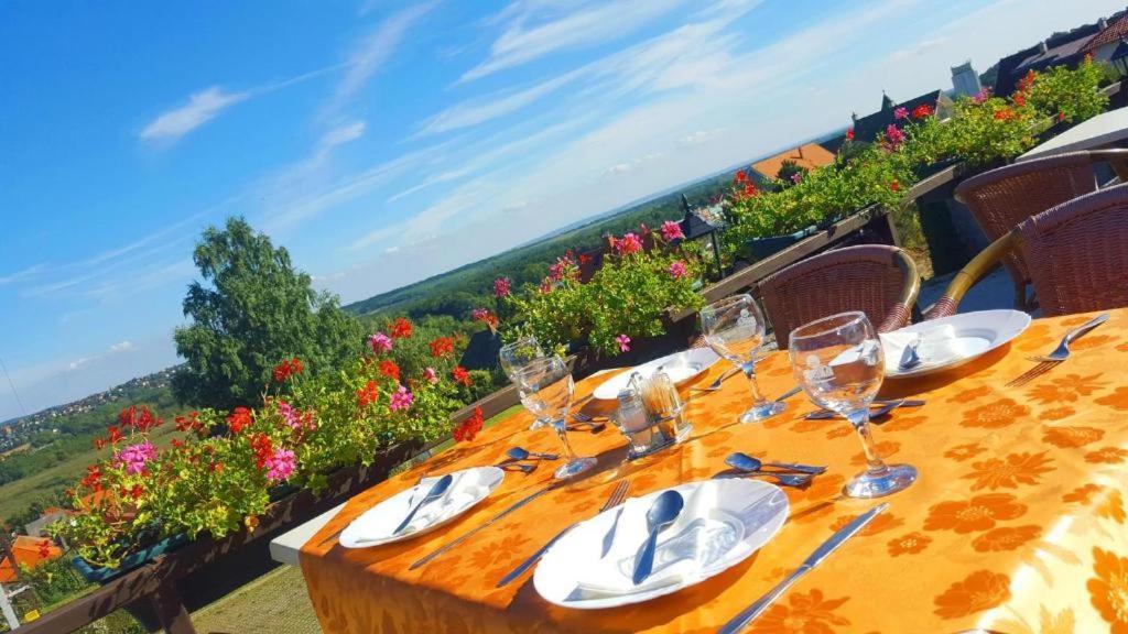Fonix Wellness *** 1 A Epulet Bed & Breakfast Heviz Bagian luar foto