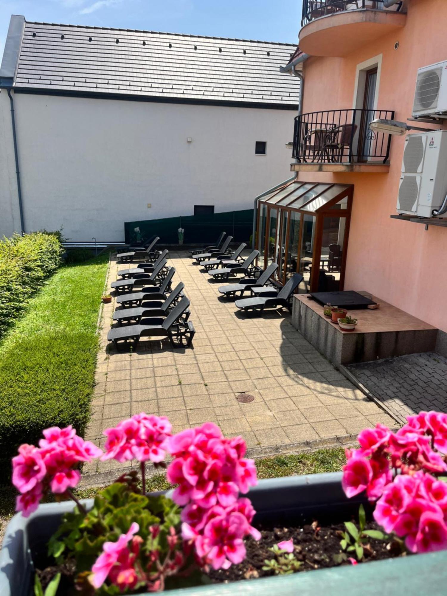 Fonix Wellness *** 1 A Epulet Bed & Breakfast Heviz Bagian luar foto